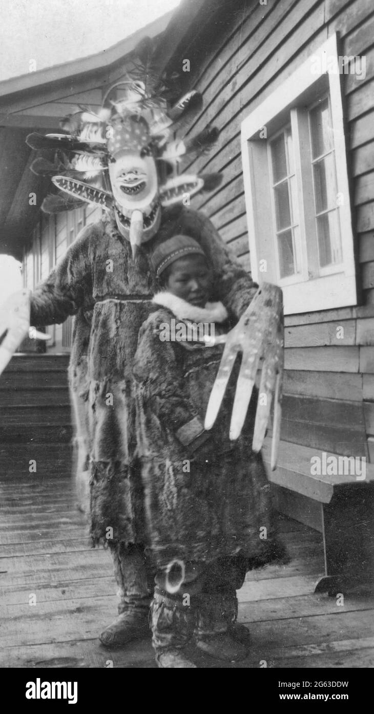 Eskimo Medicine man et malade garçon - travailler pour battre le diable - Eskimo Medicine man exorcisant les mauvais esprits d'un garçon malade, vers 1920 Banque D'Images