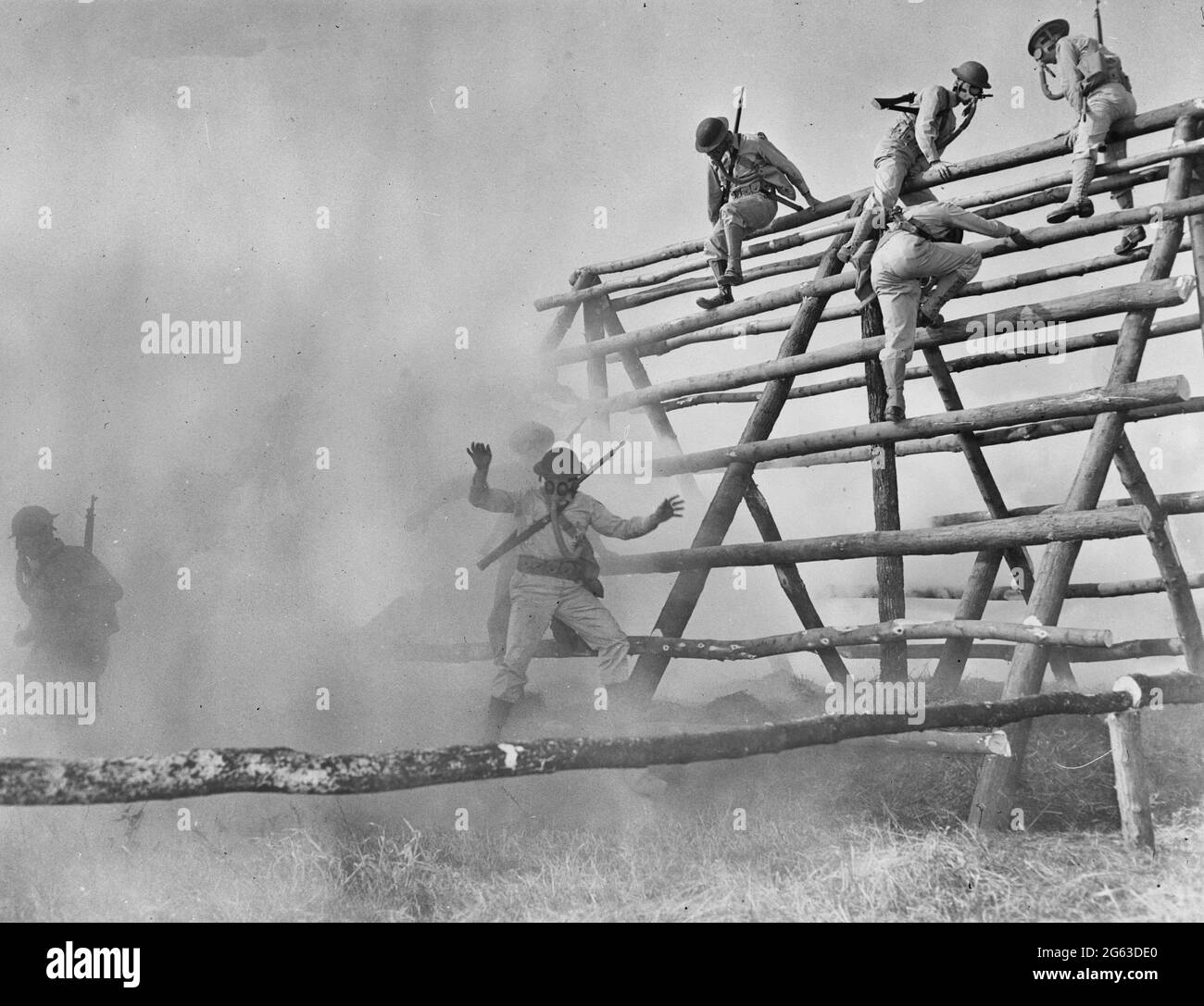Scott Field, Illinois. Les troupes du Commandement de l'entraînement technique des Forces aériennes de l'Armée de terre surmontant facilement le « roost de la turquie », malgré l'équipement complet et les masques à gaz. Perceuse pour masque à gaz, vers 1942 Banque D'Images