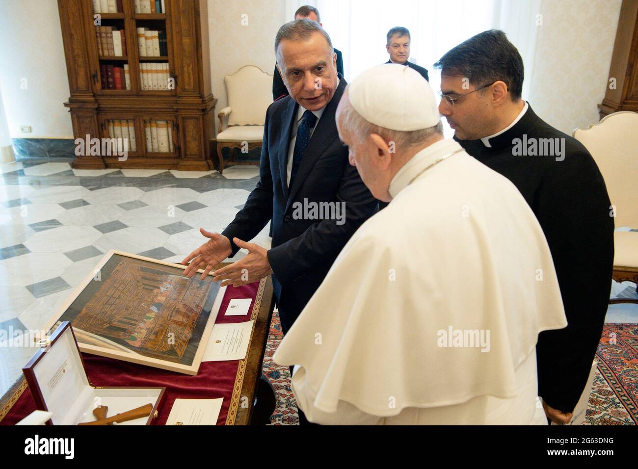 Rome, Italie. 02 juillet 2021. Juky 2, 2021 : le Pape François a reçu en audience son Excellence M. Mustafa Al-Kadhimi, Premier Ministre de la République d'Iraq au Vatican crédit : Agence photo indépendante/Alamy Live News Banque D'Images