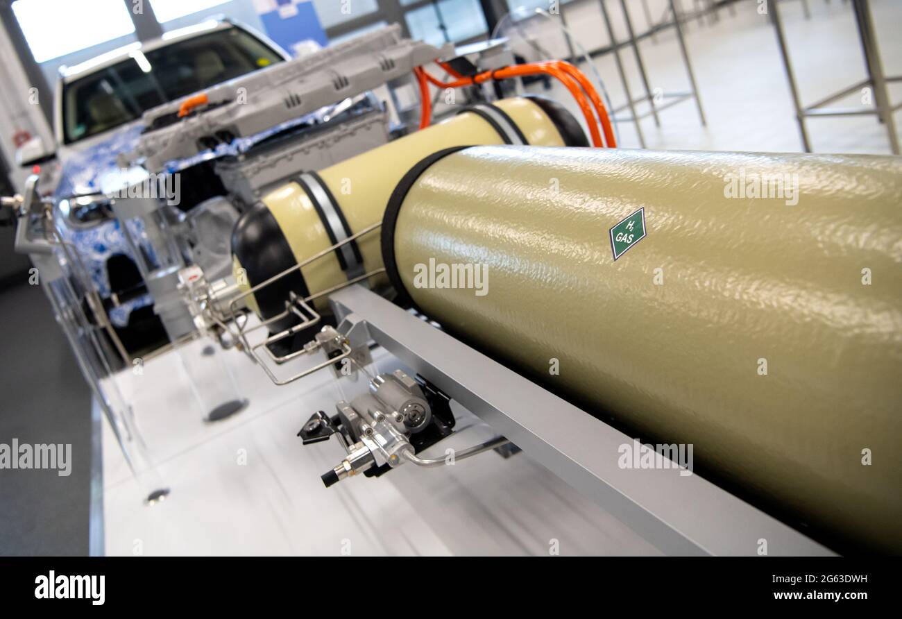 Garching, Allemagne. 02 juillet 2021. Le système à pile à combustible d'une exposition sur les groupes propulseurs, équipé de deux réservoirs de 700 bar pour un total de 6 kilogrammes d'hydrogène, est exposé au centre de recherche du constructeur automobile BMW. Dans cette forme, le lecteur est de trouver une place dans une BMW X5. Credit: Sven Hoppe/dpa/Alay Live News Banque D'Images