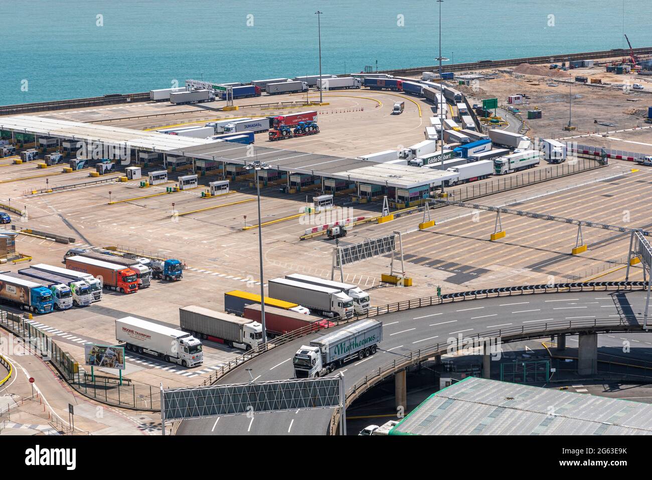 Camions entrant dans le port de Douvres en route vers l'Europe Banque D'Images