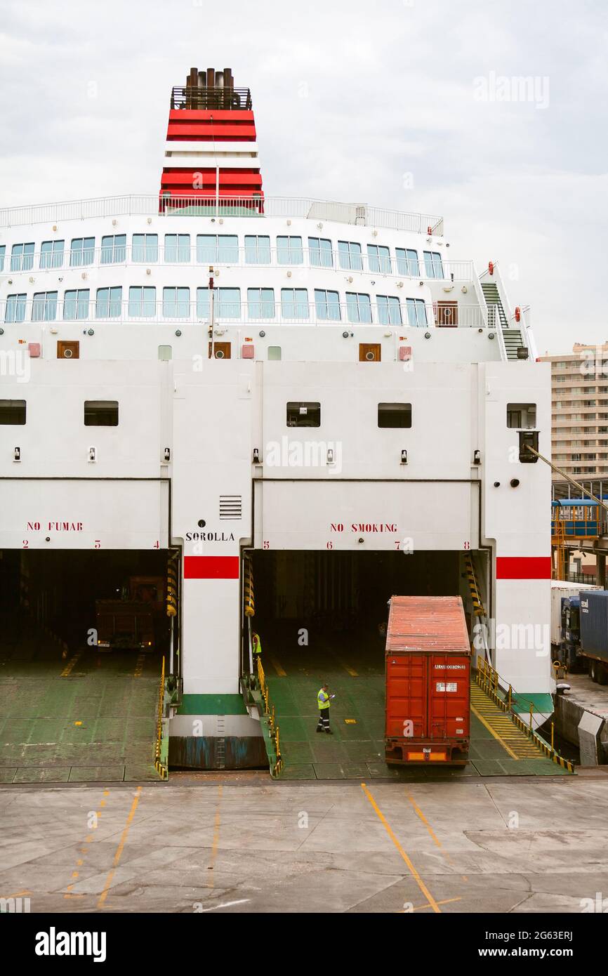 ferry ro-ro au port de Palma. Camions embarquant en ferry sur des rampes. Banque D'Images