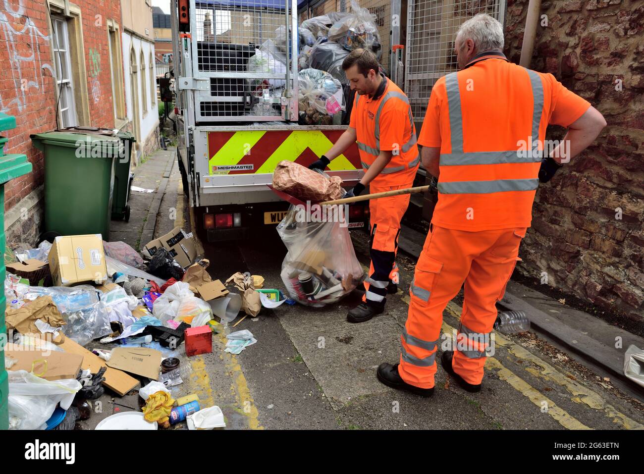 L'équipe du Conseil nettoie les poubelles laissées par les étudiants quittant l'université à la fin du mandat, au Royaume-Uni Banque D'Images