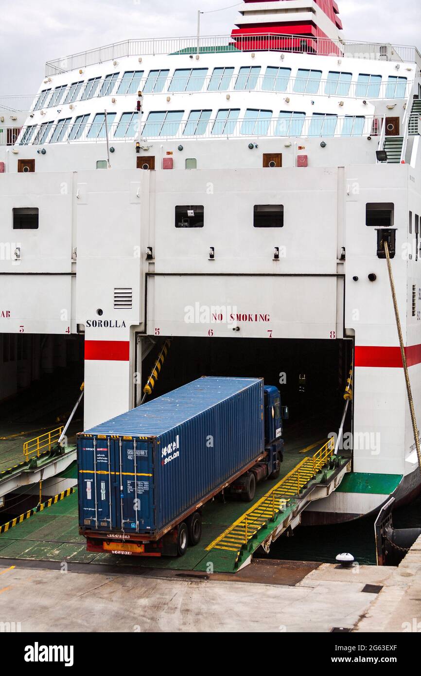 ferry ro-ro au port de Palma. Camions embarquant en ferry sur des rampes. Banque D'Images