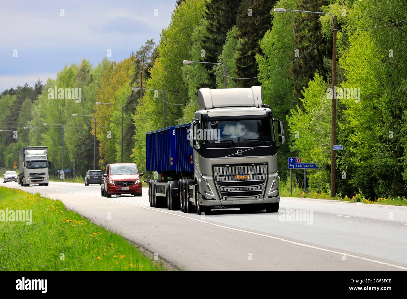 Raasepori, Finlande. 27 mai 2021. Volvo Trucks Finlande présente Volvo FH 500TC Pro Hook comme partie de leur nouvelle gamme de camions ; ici essai sur route 25. Banque D'Images