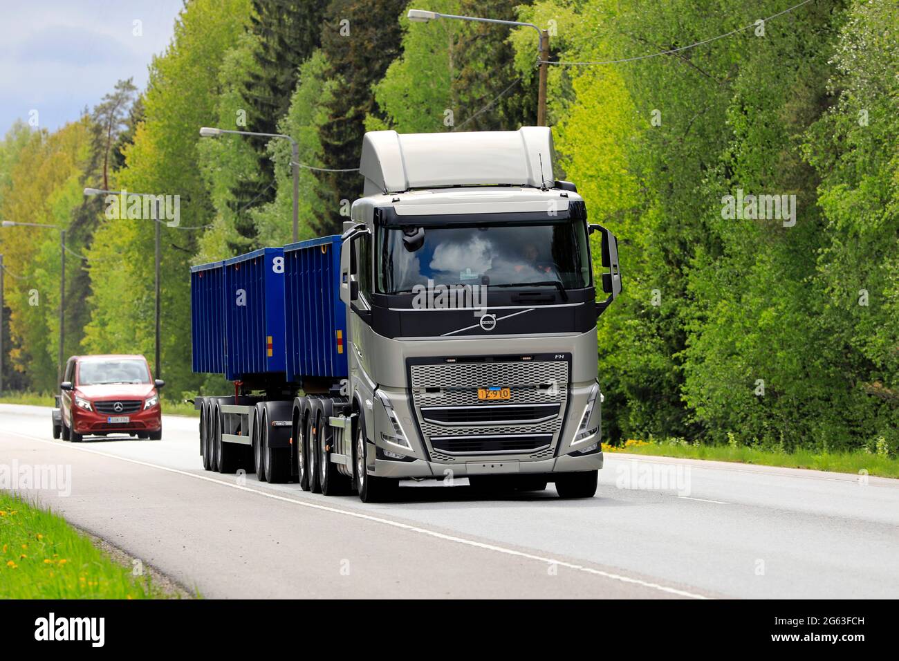 Raasepori, Finlande. 27 mai 2021. Volvo Trucks Finlande présente Volvo FH 500TC Pro Hook comme partie de leur nouvelle gamme de camions ; ici essai sur route 25. Banque D'Images
