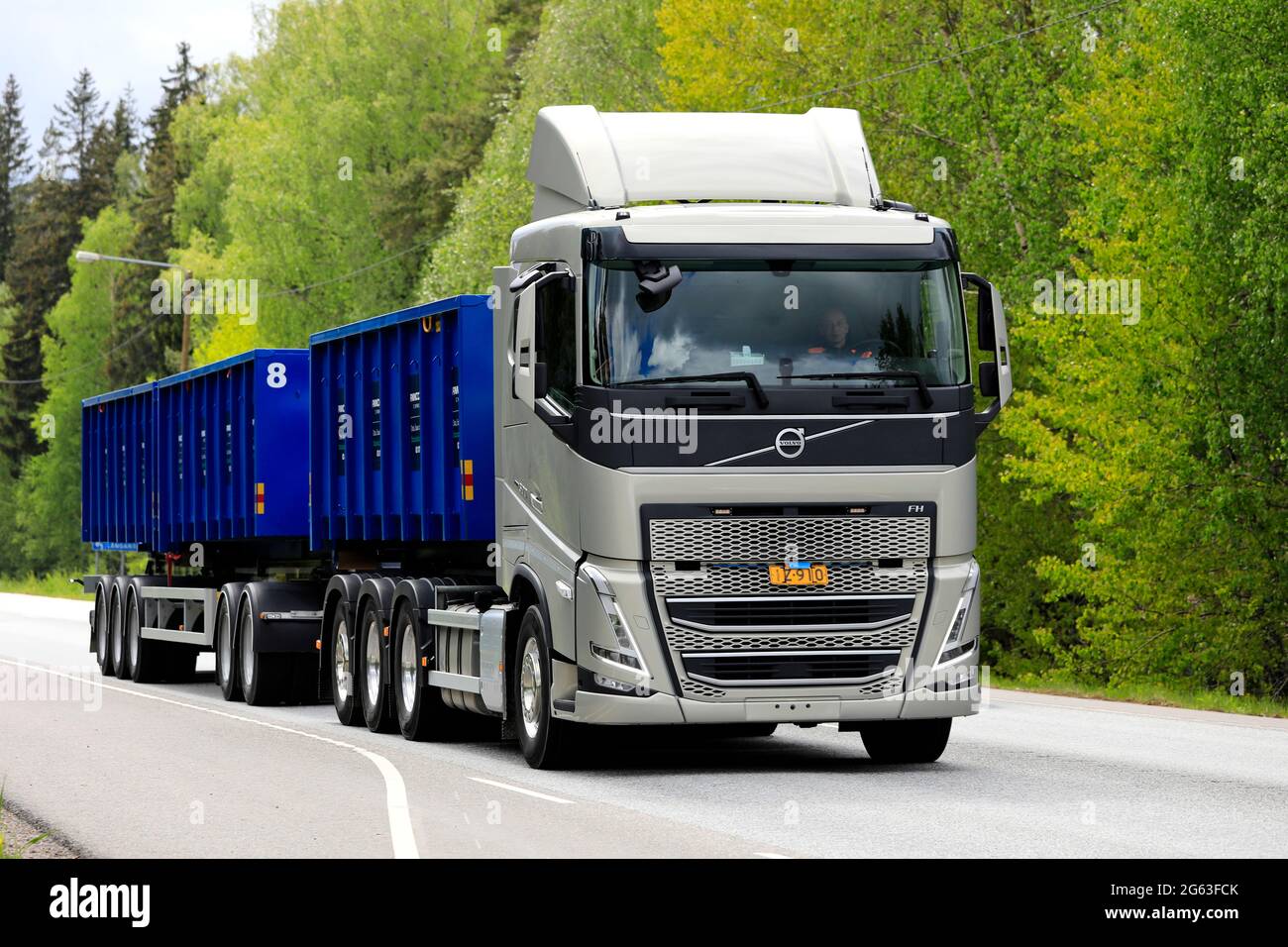 Raasepori, Finlande. 27 mai 2021. Volvo Trucks Finlande présente Volvo FH 500TC Pro Hook comme partie de leur nouvelle gamme de camions ; ici essai sur route 25. Banque D'Images