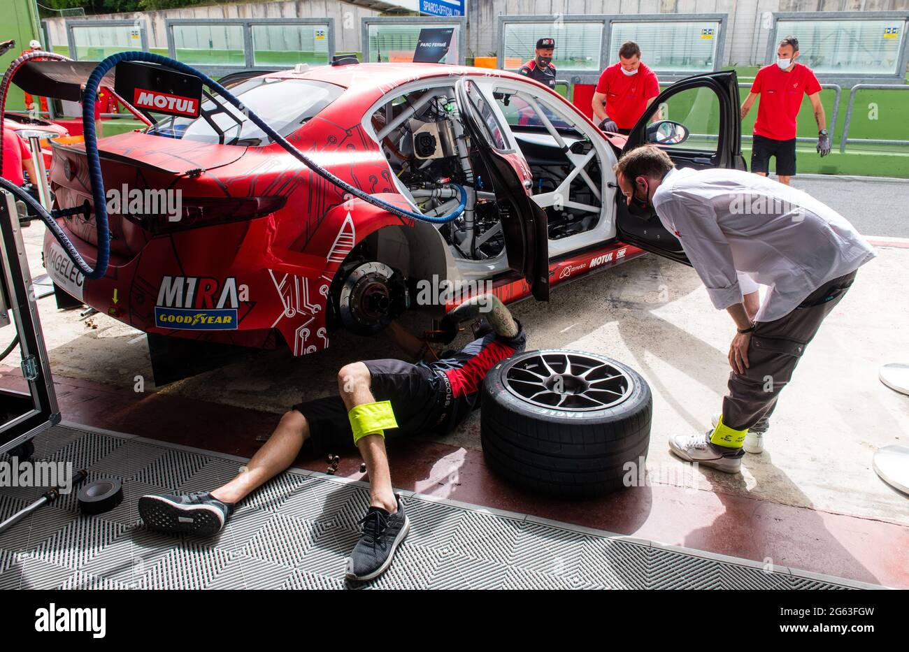 Vallelunga, Italie, juin 19 2021, Championnat pur ETCR. Hyundai Team Electric Racing car tuning travaille dans circuit PIT Lane Banque D'Images