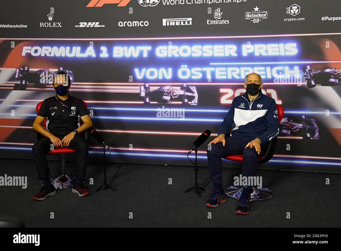 Spielberg, Autriche. 02 juillet 2021. (De gauche à droite) : Toyoharu Tanabe (JPN) Honda Racing F1 Directeur technique et Franz Tost (AUT) AlphaTauri Directeur de l'équipe à la Conférence de presse de la FIA. Grand Prix d'Autriche, vendredi 2 juillet 2021. Spielberg, Autriche. FIA Pool image pour usage éditorial seulement crédit: James Moy/Alamy Live News Banque D'Images