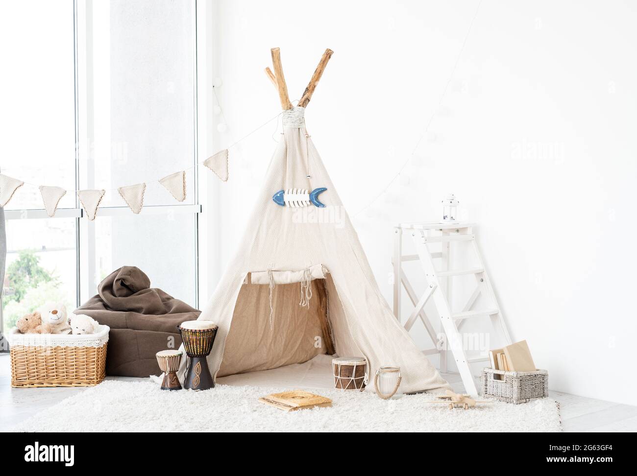 Intérieur de la chambre des enfants avec wigwam, jouets et djembe tambours Banque D'Images