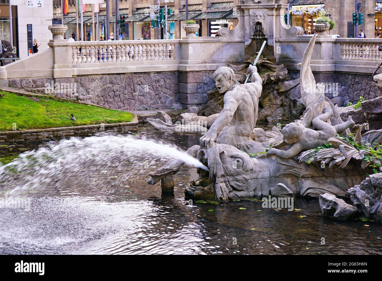 La Fontaine du Triton à Königsallee, dans le centre-ville de Düsseldorf, créée par Friedrich Coubillier de 1898 à 1902. Triton est un dieu grec de la mer. Banque D'Images