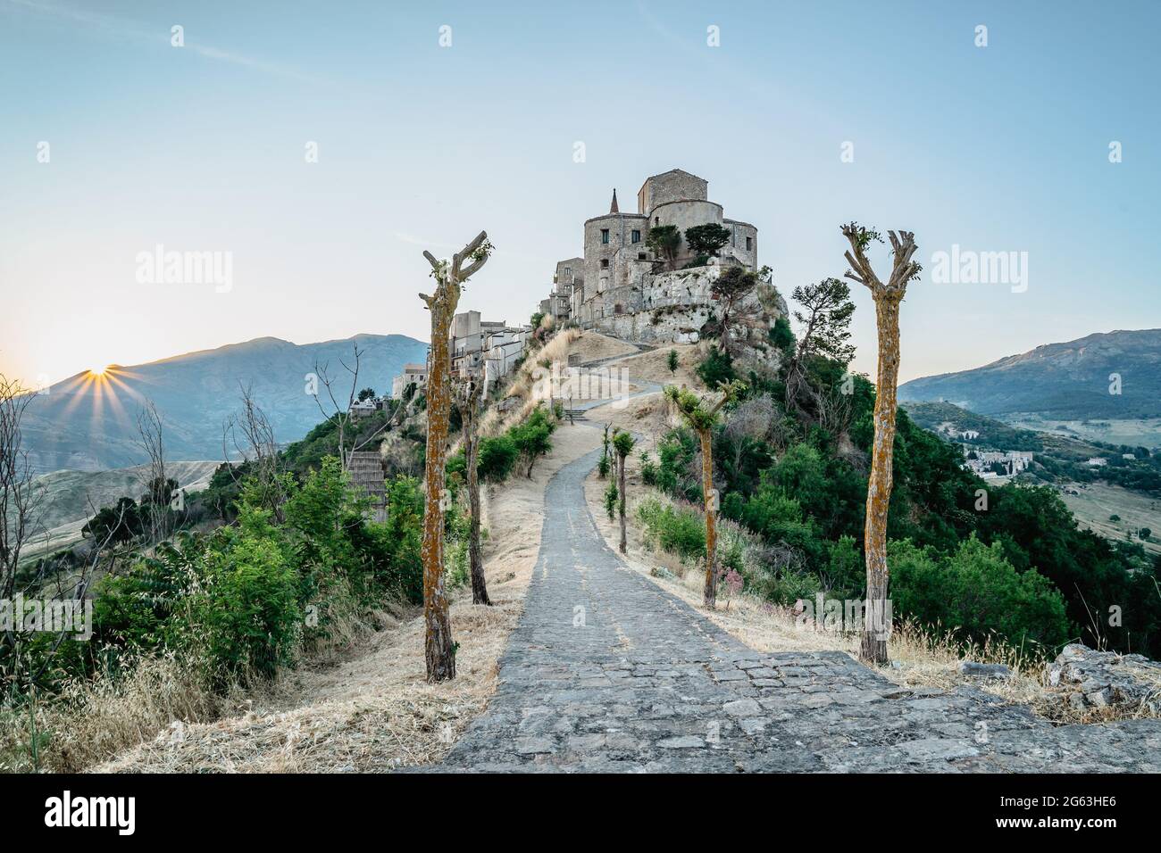 Village en pierre de Petralia Soprana, le plus haut village de la chaîne de montagne Madonie, Sicile, Italie.Eglise de Santa Maria di Loreto au coucher du soleil.pittoresque Banque D'Images