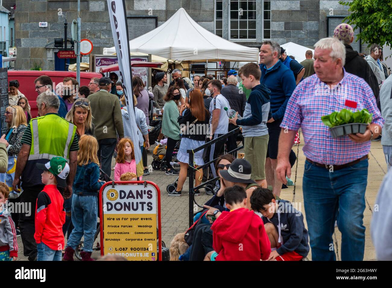 Bantry, West Cork, Irlande. 2 juillet 2021. Bantry Friday Market était très occupé aujourd'hui. Malgré l'augmentation des cas de COVID-19 due à la variante Delta, la plupart des gens ne portaient pas de masque facial et il n'y avait aucun signe de distanciation sociale. Crédit : AG News/Alay Live News Banque D'Images