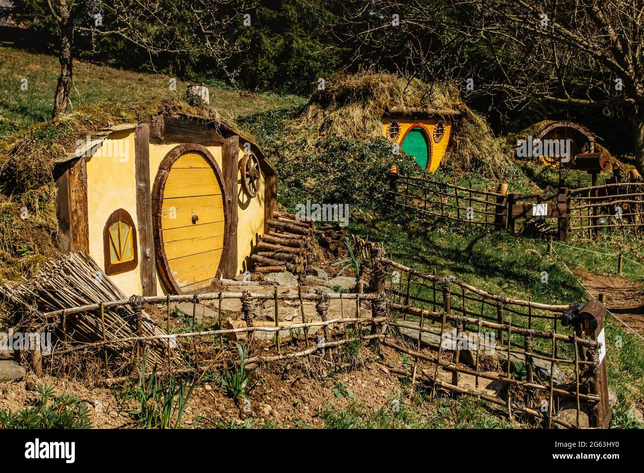 Maison Hobbit en tchèque Hobbiton avec trois trous Hobbit et de jolies portes vertes jaunes.Maison de conte de fées dans le jardin.petit village magique du film de fantaisie lo Banque D'Images