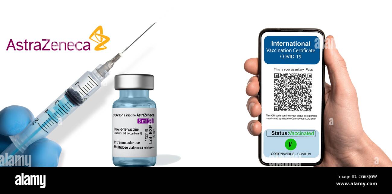 Homme nous montrant sa passe sanitaire avec la validation de la vaccination avec AstraZeneca contre Covid-19 Banque D'Images