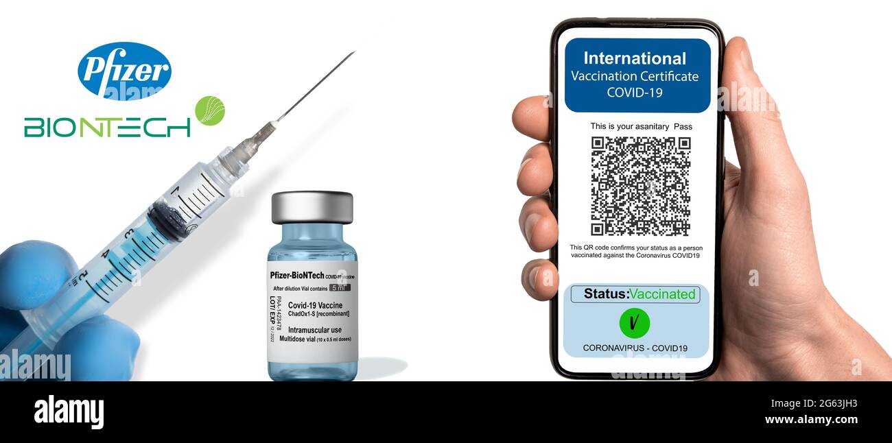 Homme nous montrant sa passe sanitaire avec la validation de la vaccination avec Pfizer, contre Covid-19 Banque D'Images