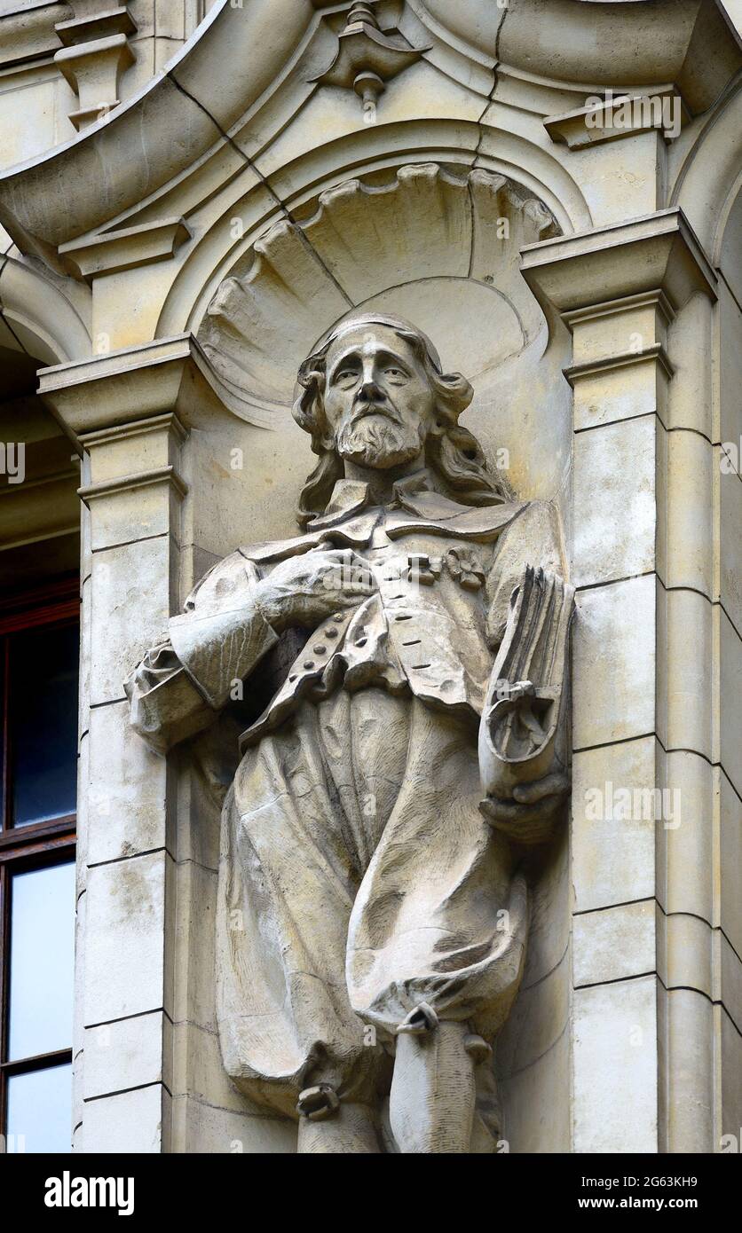 Londres, Angleterre, Royaume-Uni. Statue d'Inigo Jones (architecte) d'Oliver Wheatley, sur la façade de Cromwell Road du Victoria and Albert Museum, Kensington. Banque D'Images
