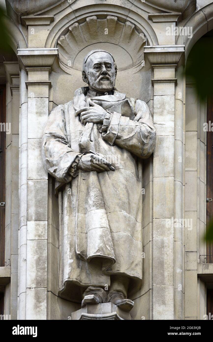 Londres, Angleterre, Royaume-Uni. Statue de George Frederick Watts RA (peintre / sculpteur; 1817-1904) par Richard Reginald Goulden, sur la façade de Cromwell Road Banque D'Images