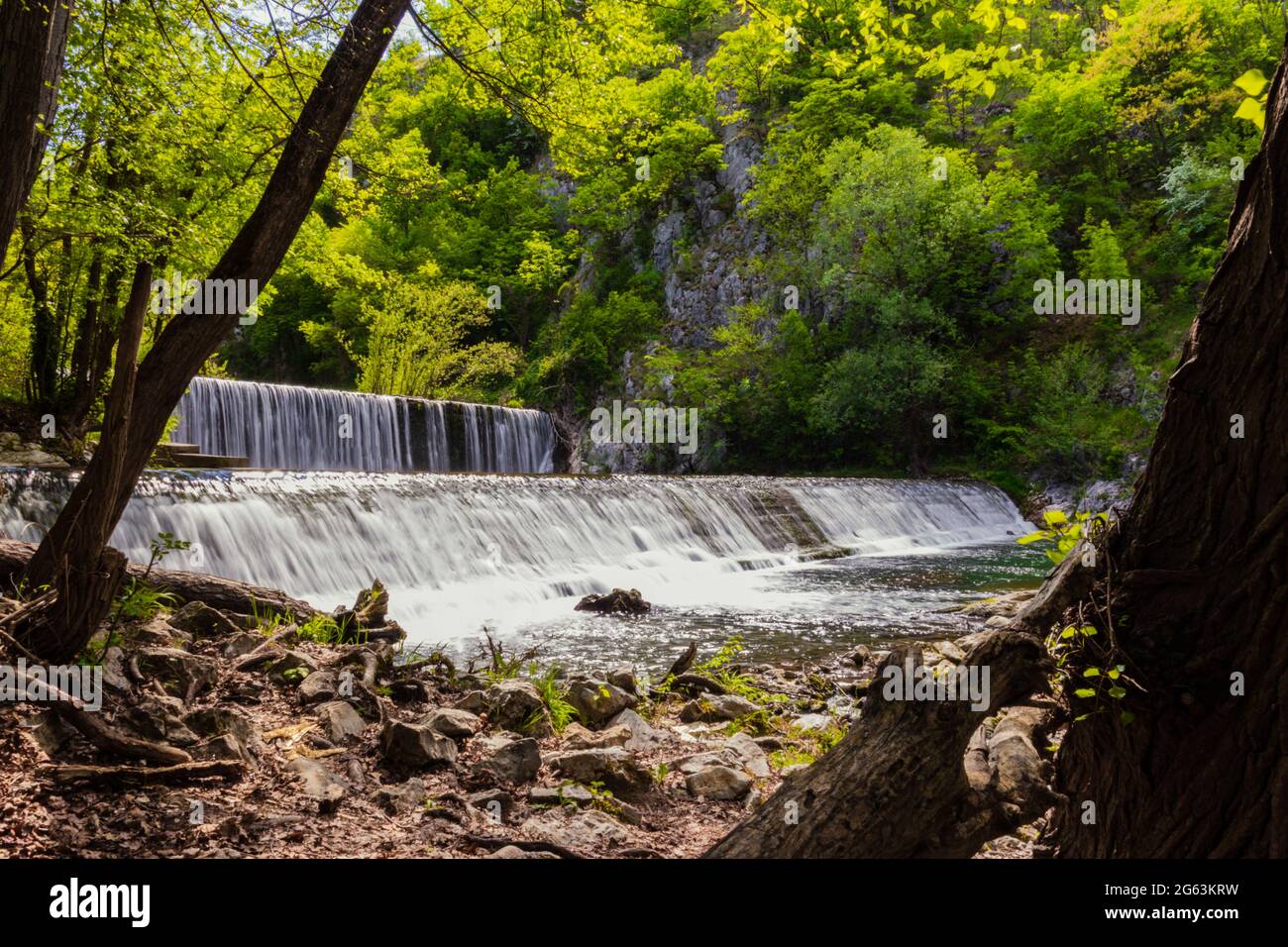 Barrage sur la rivière Gradac près du village de Degurić en Serbie Banque D'Images