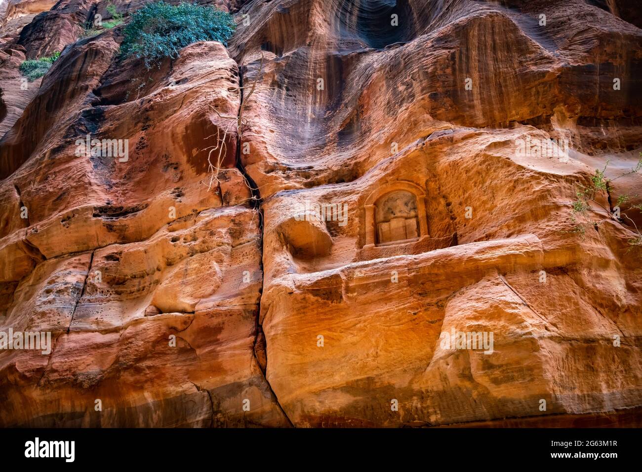 Sculptures anciennes à l'intérieur de la roche de grès greened à Petra, en Jordanie Banque D'Images