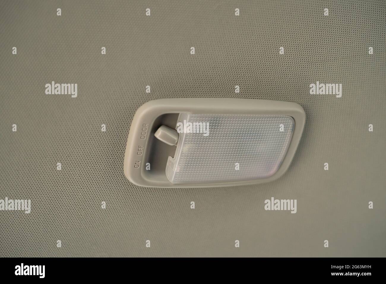 plafonnier de voiture dans une voiture moderne, intérieur de voiture. lampe  de lecture led Photo Stock - Alamy