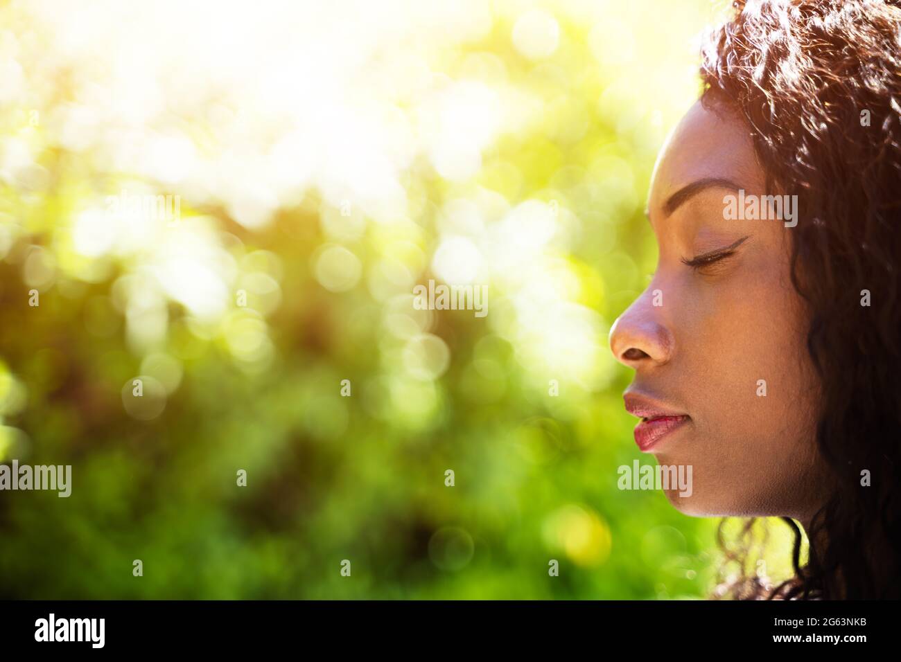 Femme respirant de l'air pur odeur avec les yeux fermés Banque D'Images