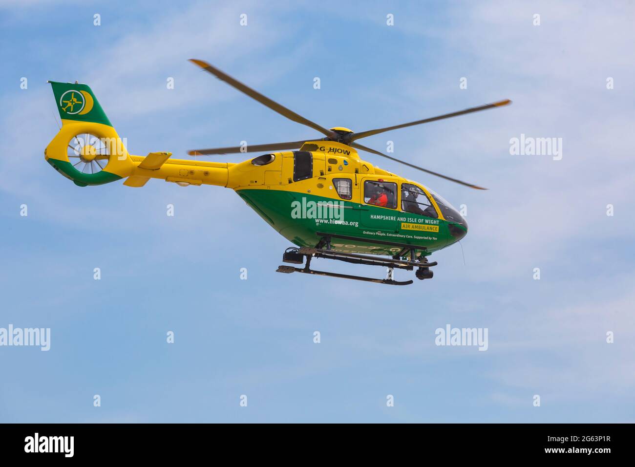 Bournemouth, Dorset, Royaume-Uni. 2nd juillet 2021. L'hélicoptère Hampshire & Isle of Wight Air Ambulance débarque sur la plage d'Alum Chine, à Bournemouth pour assister à un incident médical au sommet de la falaise. Hélicoptère Air Ambulance en vol. Crédit : Carolyn Jenkins/Alay Live News Banque D'Images