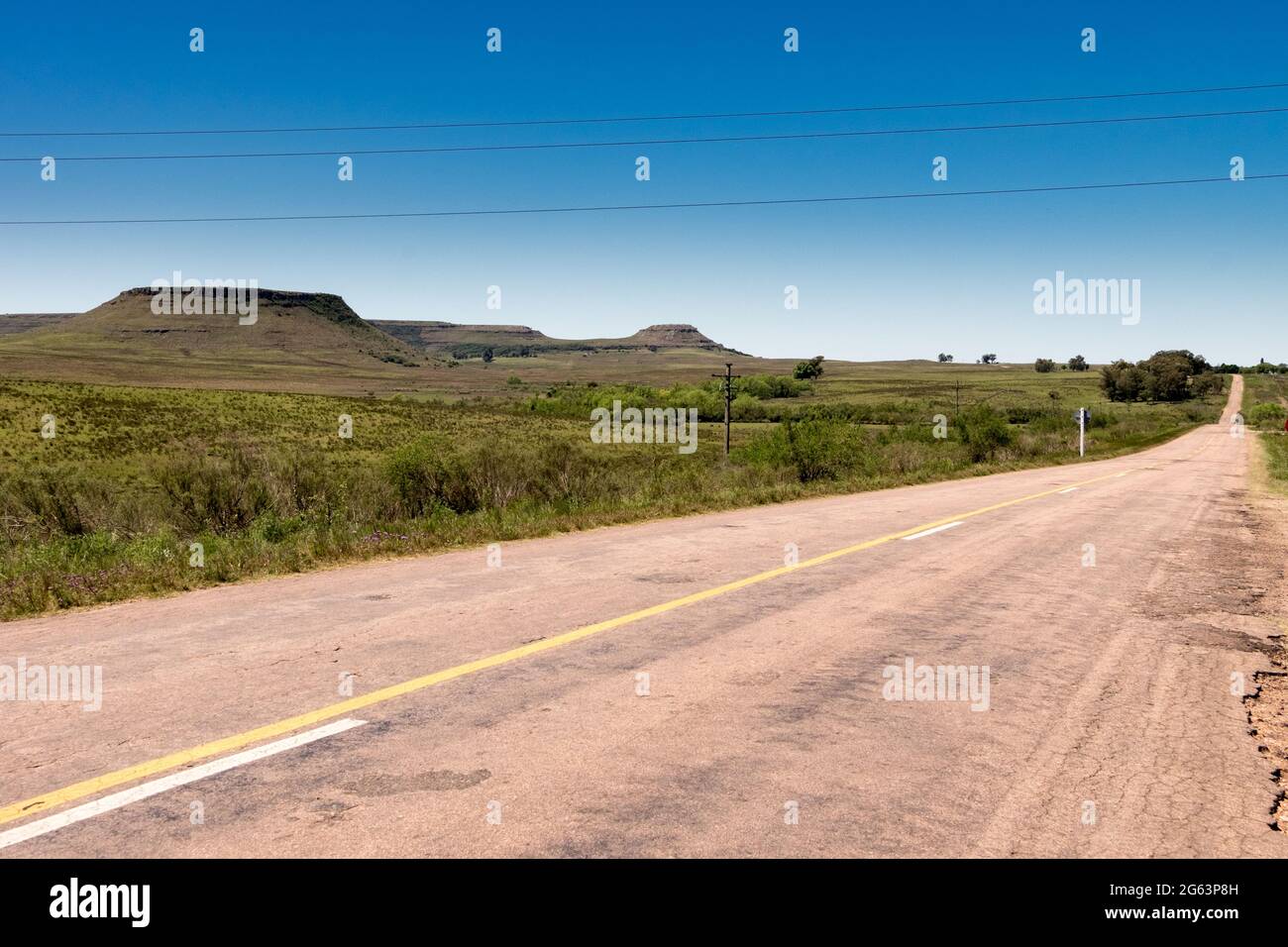 Une route sans voitures et quelques collines en arrière-plan en Uruguay, à côté de Tacuarembó. Formations de collines classiques sur cette partie du pays. Banque D'Images