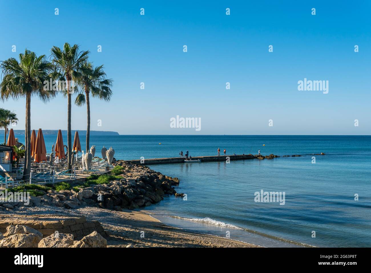 Vue générale de la plage CAN Pere Antoni avec la ville de Palma de Majorque en arrière-plan au lever du soleil Banque D'Images