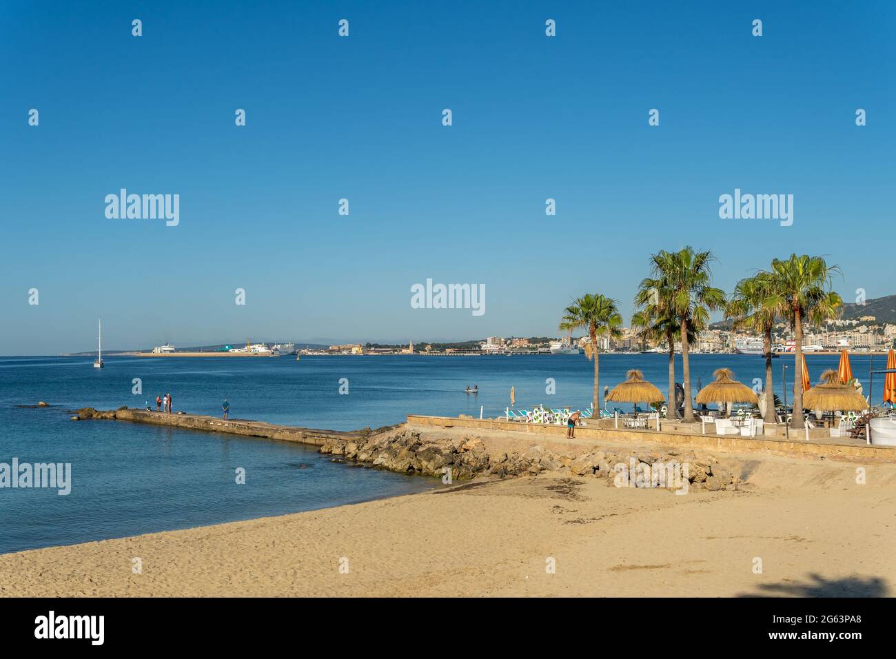 Palma de Majorque, Espagne; juin 25 2021: Vue générale de la plage CAN Pere Antoni avec la ville de Palma de Majorque en arrière-plan au lever du soleil Banque D'Images