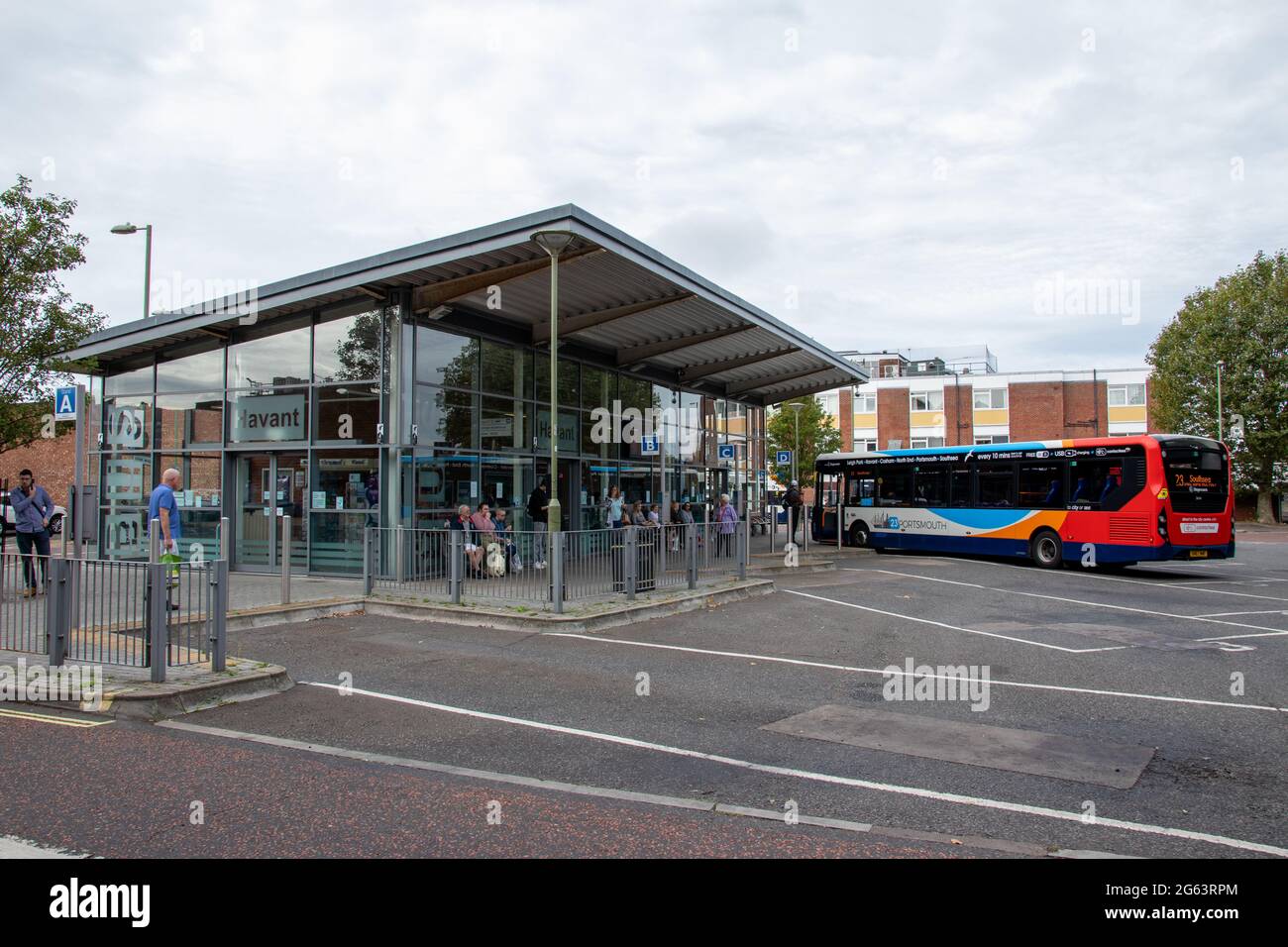 Gare routière de Havant ou terminal de bus avec les passagers attendant pour les bus Banque D'Images
