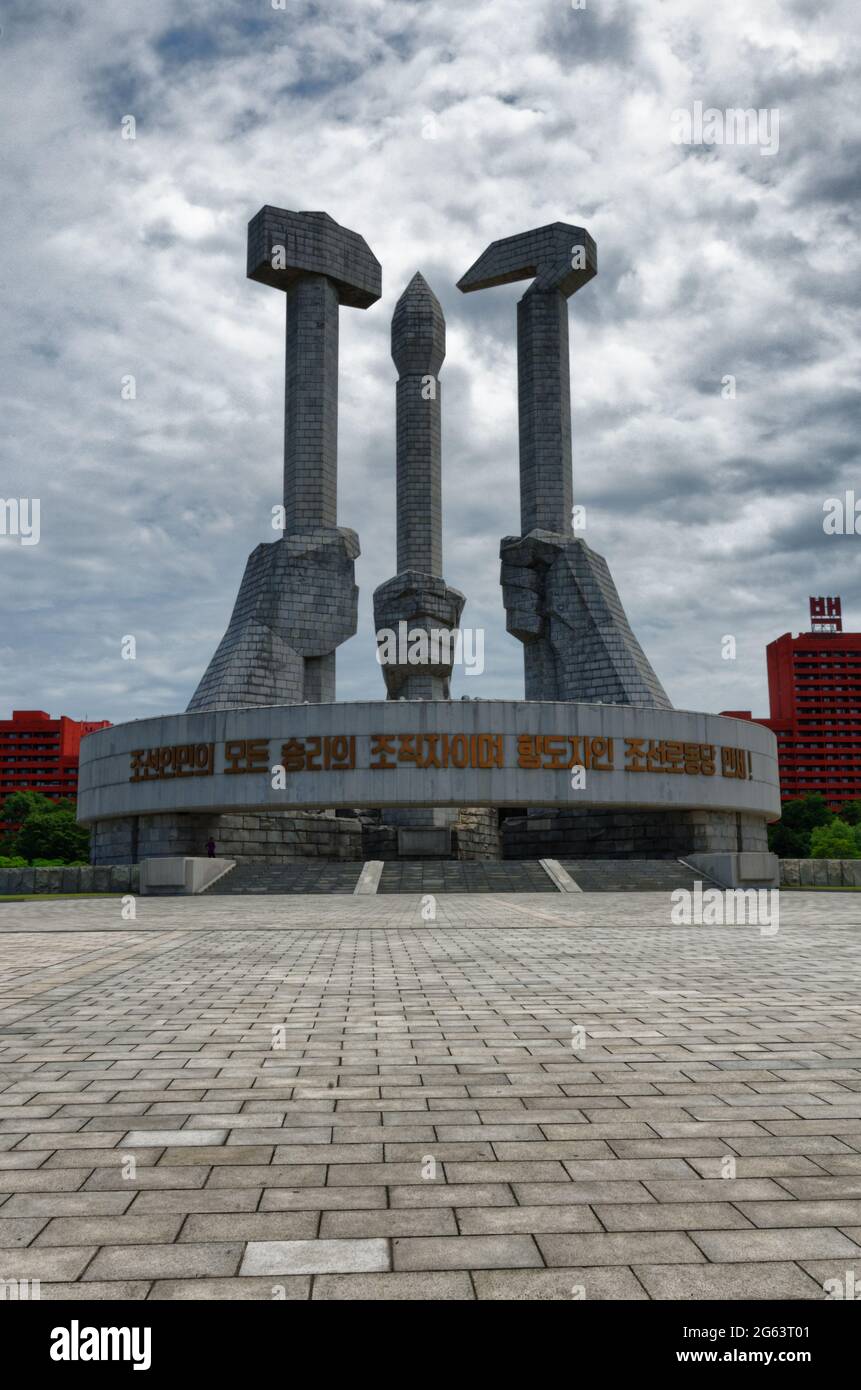 Le monument à parti, à l'aide d'un pinceau, d'un marteau et de la faucille, Pyongyang, Corée du Nord Banque D'Images