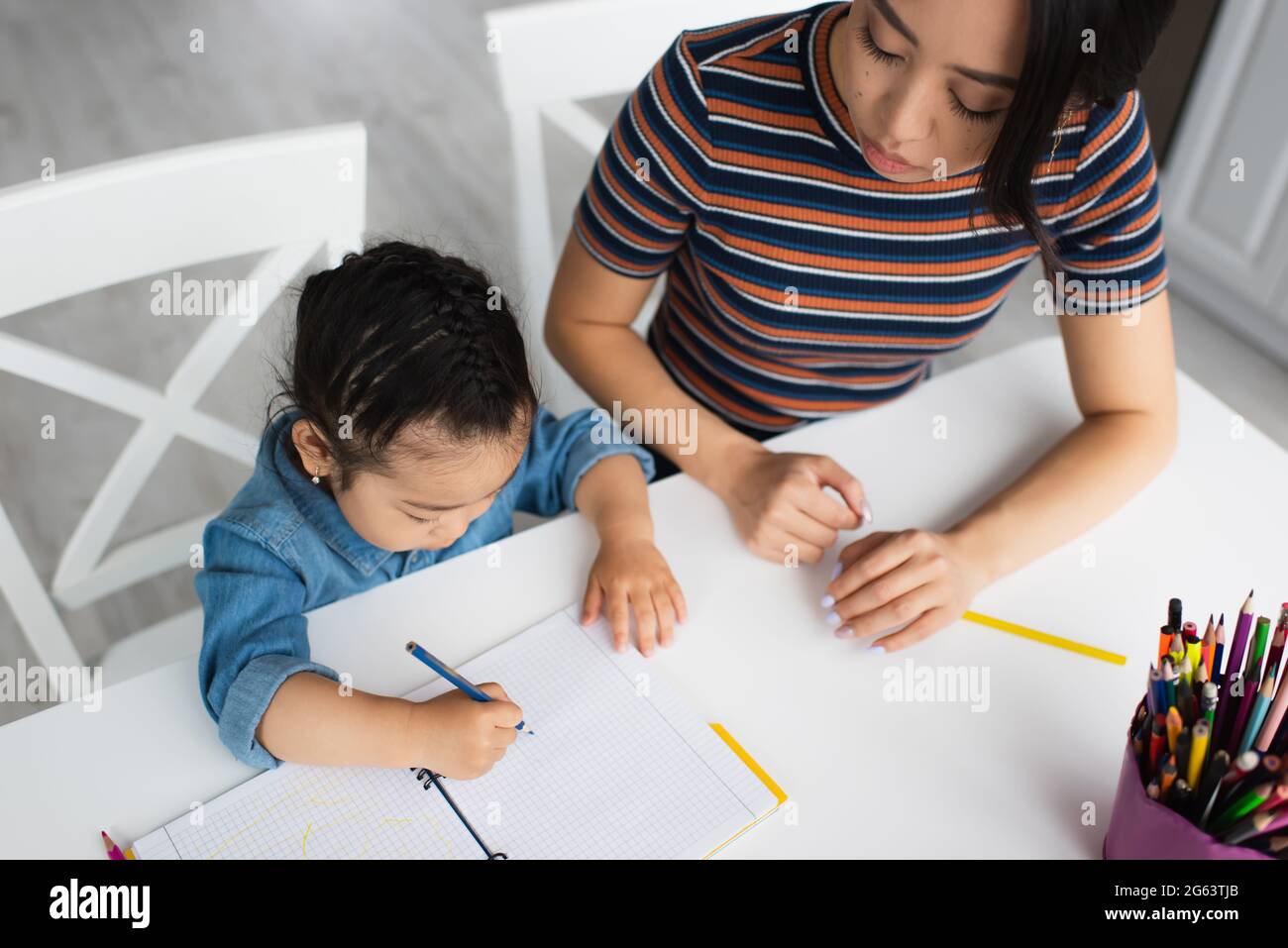 Vue De Dessus Du Dessin D Enfant Asiatique Pres Des Crayons De Couleur Et Des Parents Photo Stock Alamy