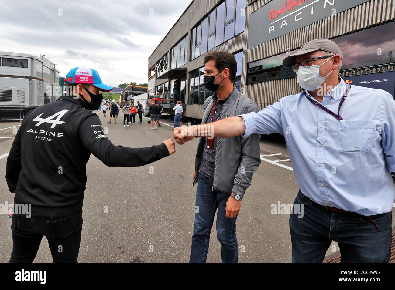 Spielberg, Autriche. 02 juillet 2021. (De gauche à droite): Guanyu Zhou (CHN) pilote de test de l'écurie Alpine F1 Team avec Mark Webber (AUS) présentateur de la chaîne 4 et journaliste Joe Sparward (GBR). Grand Prix d'Autriche, vendredi 2 juillet 2021. Spielberg, Autriche. Crédit : James Moy/Alay Live News Banque D'Images
