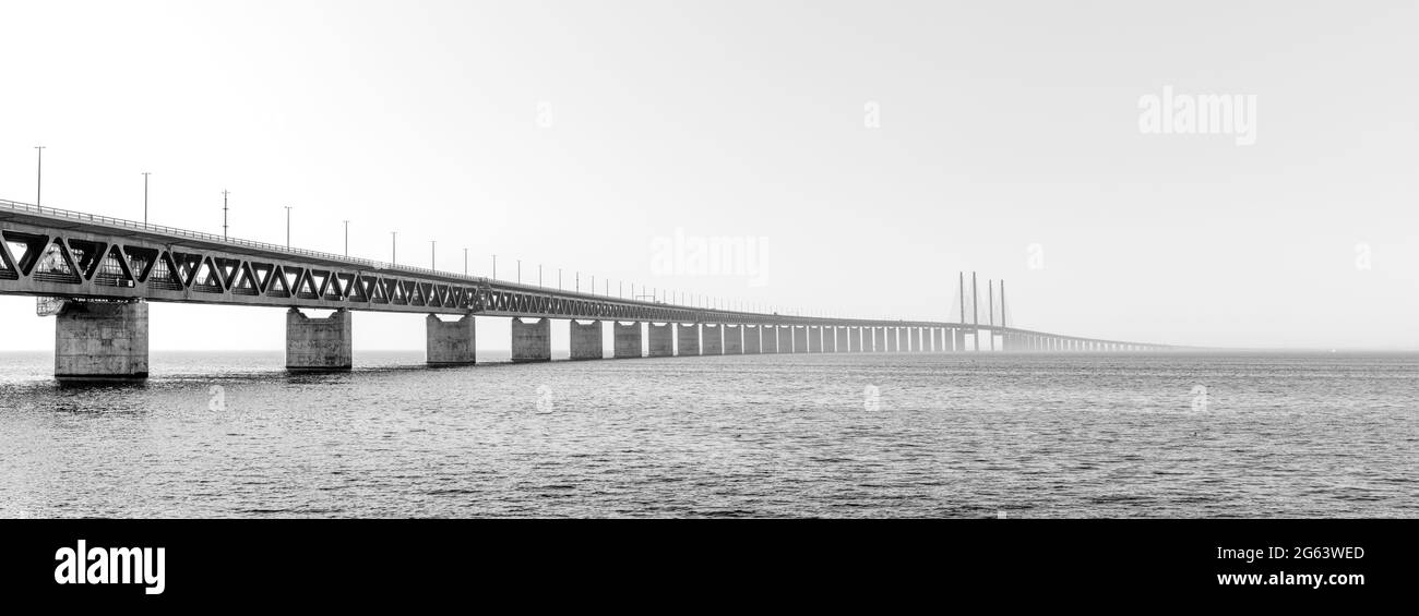 Vue panoramique en noir et blanc sur le pont d'Oresund entre le Danemark et la Suède Banque D'Images