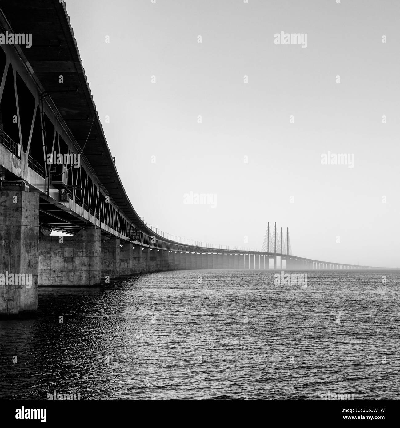 Vue en noir et blanc du pont d'Oresund entre le Danemark et la Suède Banque D'Images