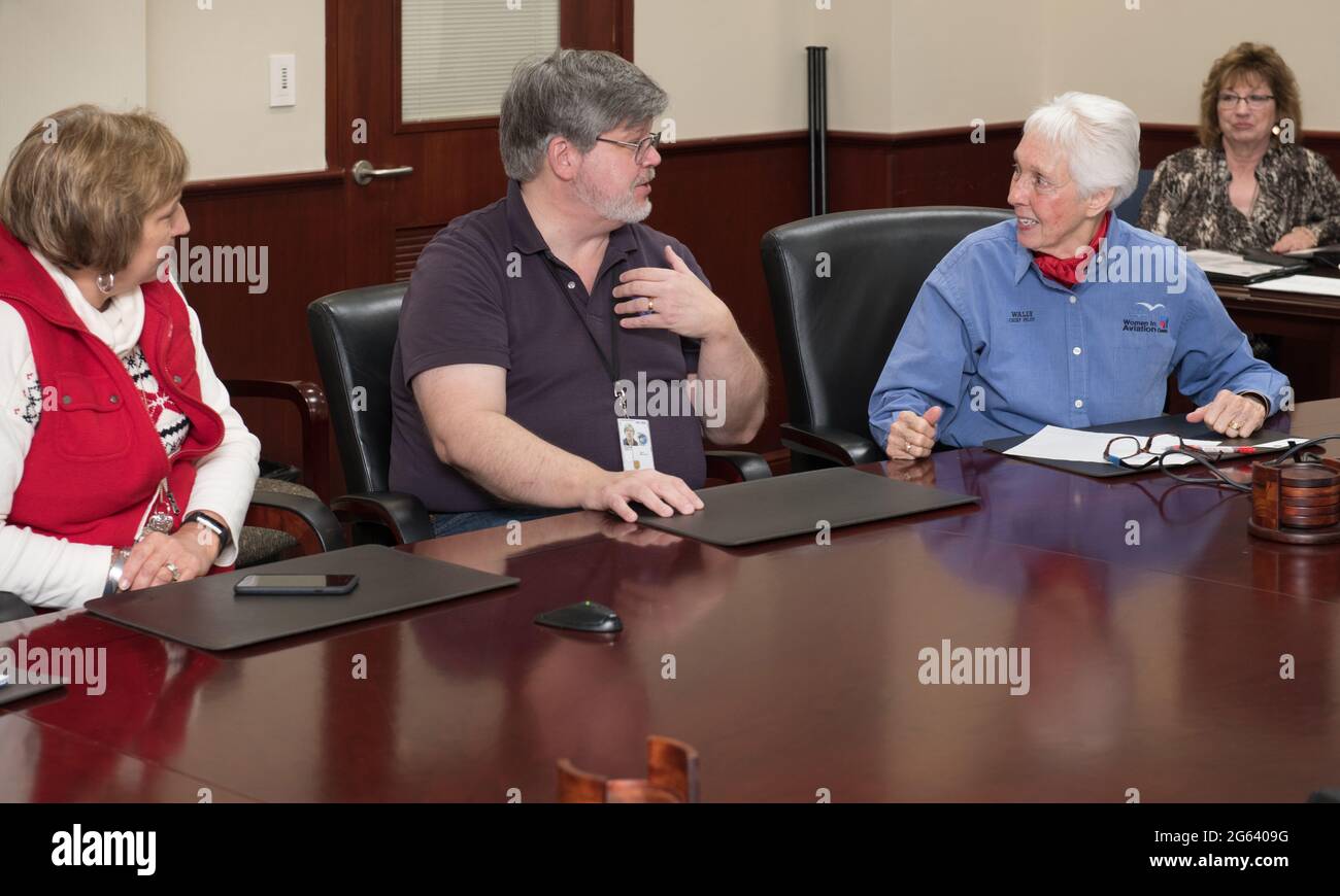 CLEVELAND, OHIO, États-Unis - 29 mars 2019 - visite au centre de recherche Glenn à Lewis Field par Mercury 13 stagiaire astronaute, Wally Funk. Photo ici avec J Banque D'Images