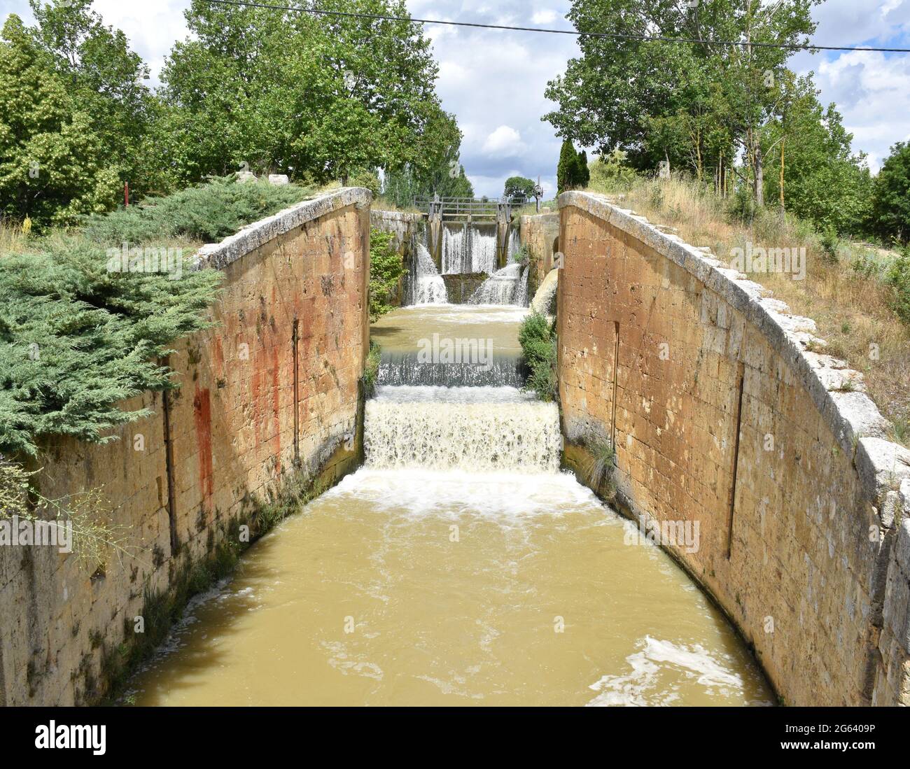 Canal de Castilla qui passe par la ville de Palencia. Il a été construit pour relier l'Espagne intérieure à la mer par bateau. Banque D'Images