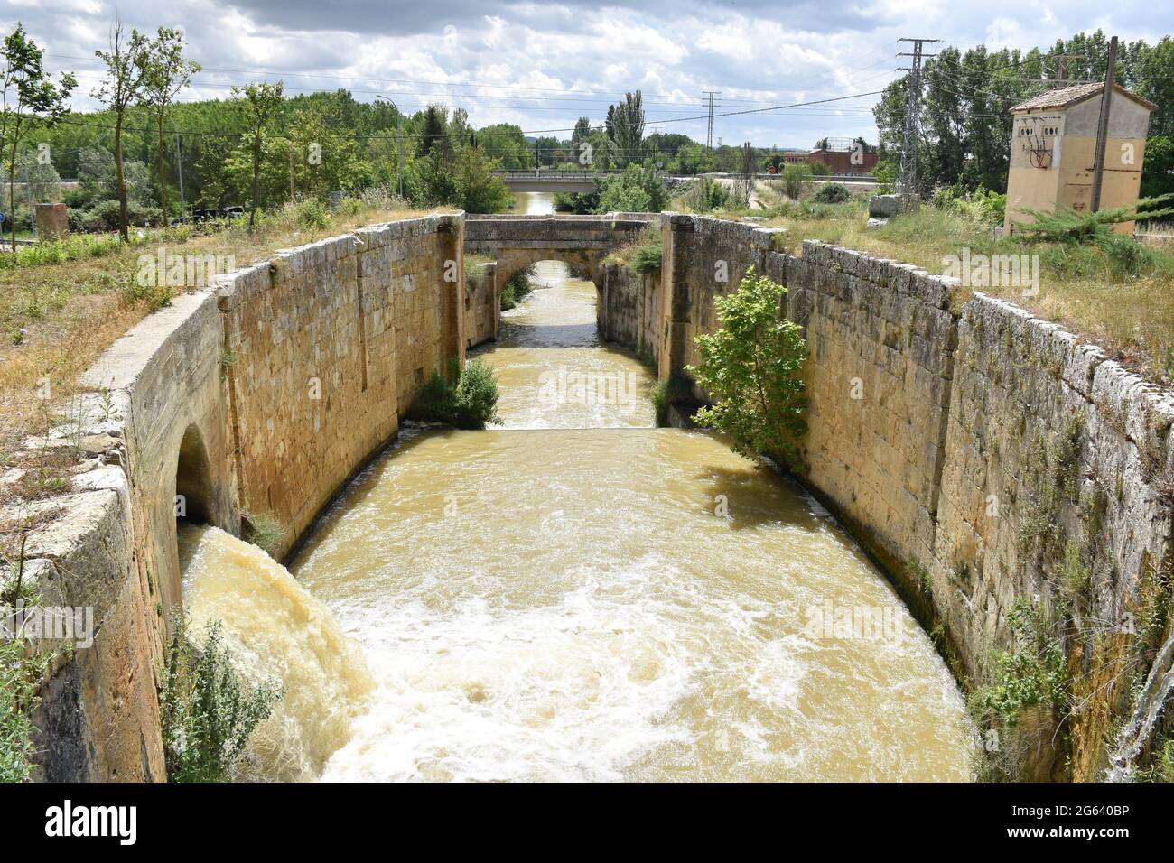 Section du Canal de Castilla qui passe par la ville de Palencia. Il a été construit entre le dix-septième et le dix-neuvième siècles. Banque D'Images