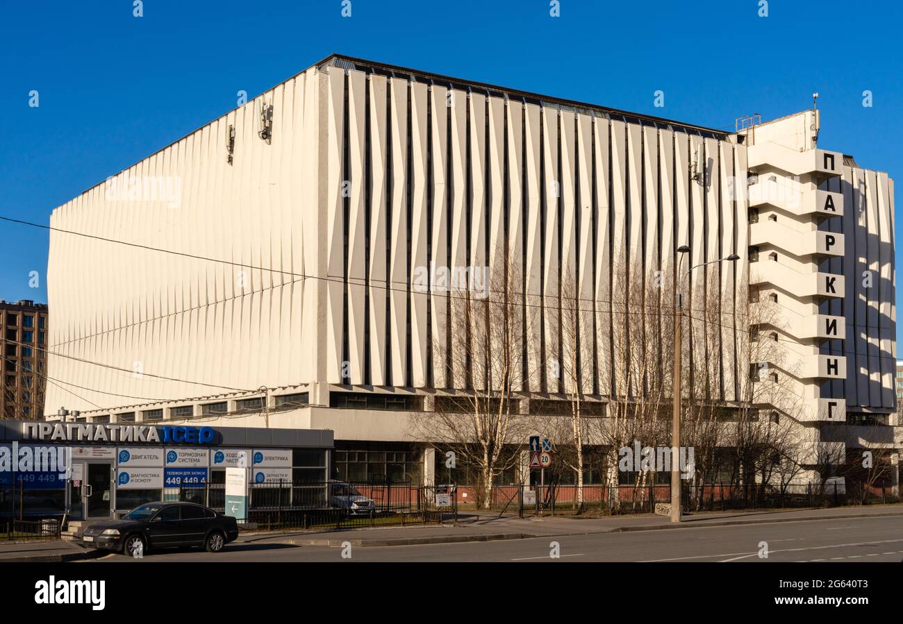 Garage coopérative 'Vasileostrovets' bâtiment, conçu par l'architecte O Golynkin, 1986, style modernisme socialiste, Saint-Pétersbourg, Russie Banque D'Images Garage coopérative 'Vasileostrovets' bâtiment, conçu par l'architecte O Golynkin, 1986, style modernisme socialiste, Saint-Pétersbourg, Russie Banque D'Images