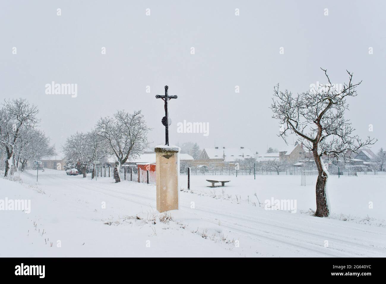 Ancienne croix dans le paysage d'hiver. Banque D'Images