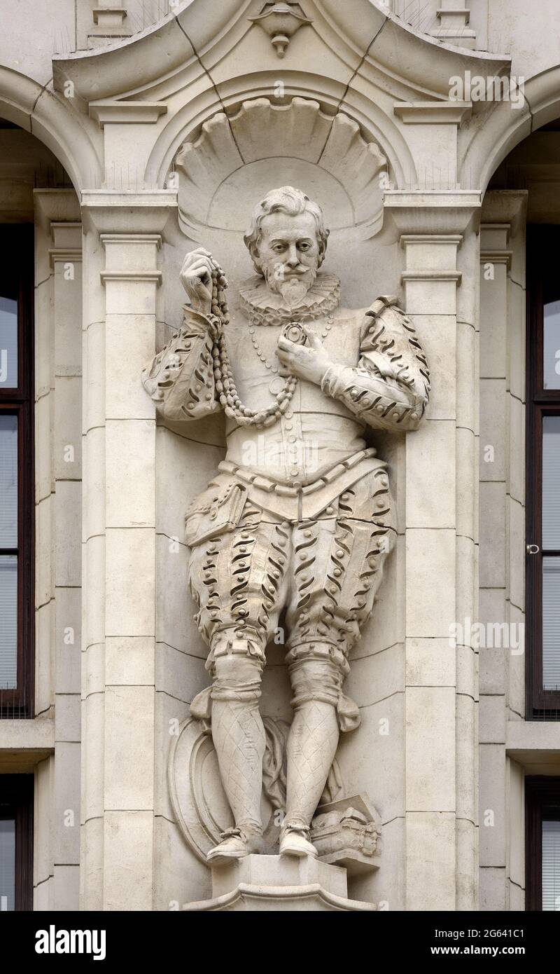 Londres, Angleterre, Royaume-Uni. Statue de George Heriot (orfèvre) par P. R. Montford, sur la façade du chemin d'exposition du Victoria and Albert Museum, Kensingto Banque D'Images