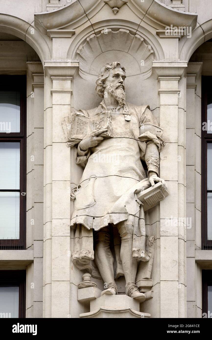 Londres, Angleterre, Royaume-Uni. Statue de William Caxton (imprimeur) par P. R. Montford, sur la façade du chemin d'exposition du Victoria and Albert Museum, Kensington Banque D'Images