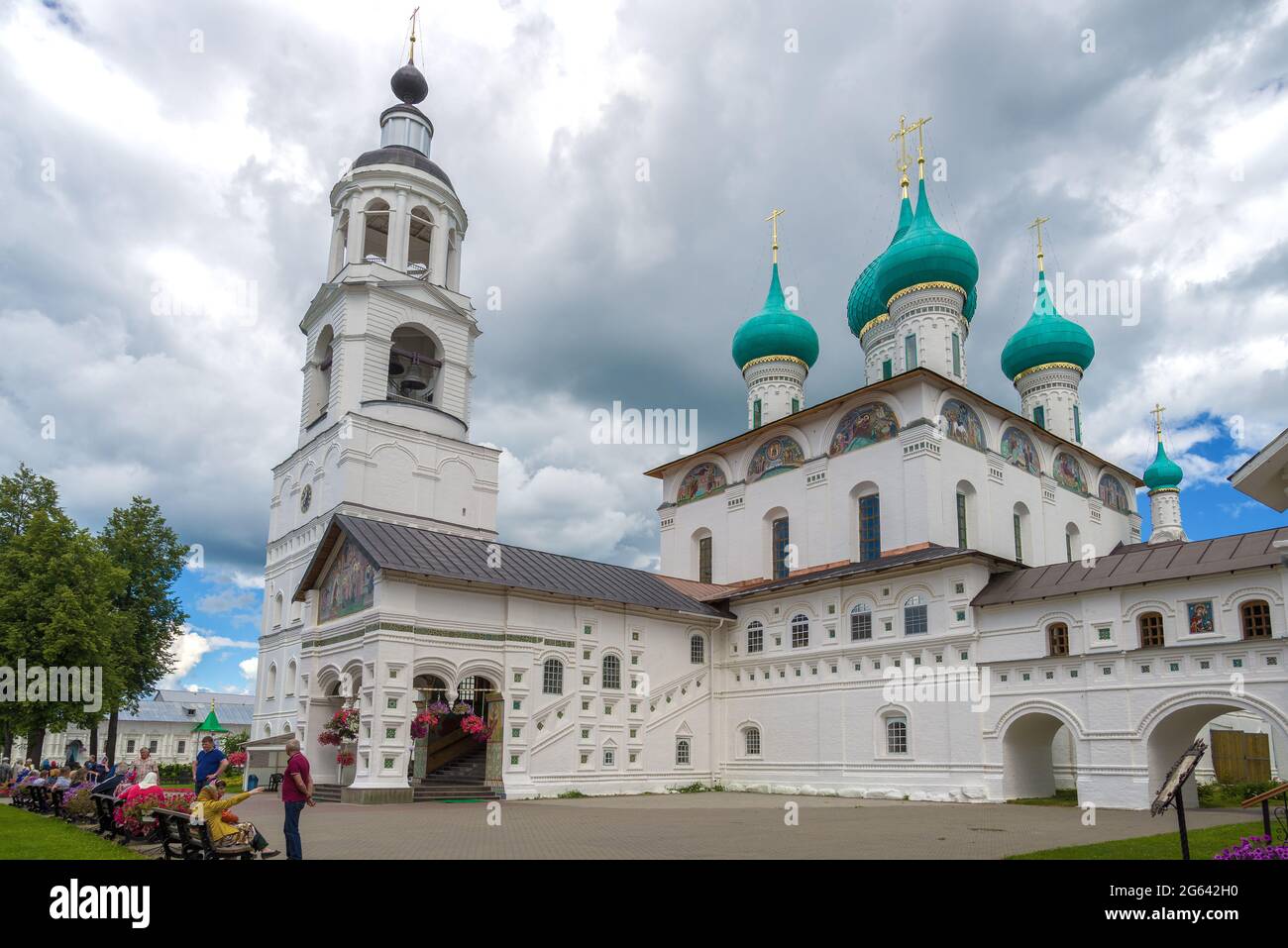 YAROSLAVL, RUSSIE - 10 JUILLET 2016 : Cathédrale de l'Introduction à l'église de la Sainte Vierge Marie dans le couvent Vvedensky Tolgsky sur un ciel nuageux Banque D'Images