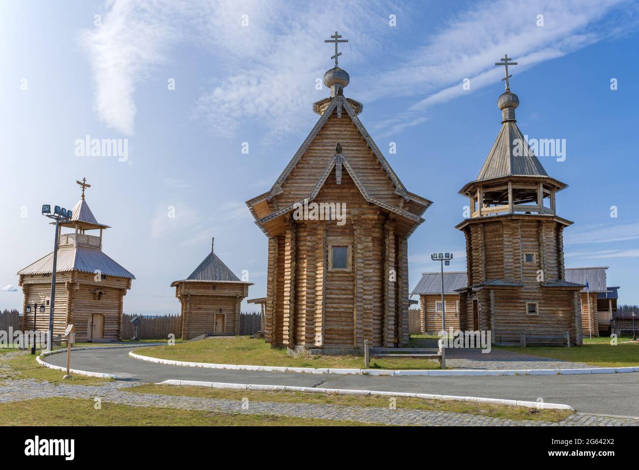 SALEHARD, RUSSIE - 29 AOÛT 2018 : églises en bois dans le complexe historique et architectural 'Obdorsky Ostrog' le jour ensoleillé d'août Banque D'Images