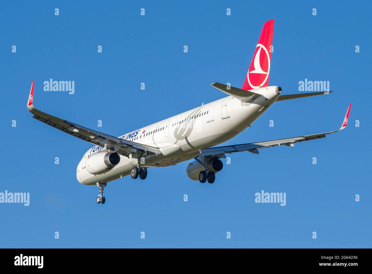SAINT-PÉTERSBOURG, RUSSIE - 25 OCTOBRE 2018 : vol de départ Airbus A321-231 (TC-JTM) Turkish Airlines en gros plan contre le ciel bleu Banque D'Images