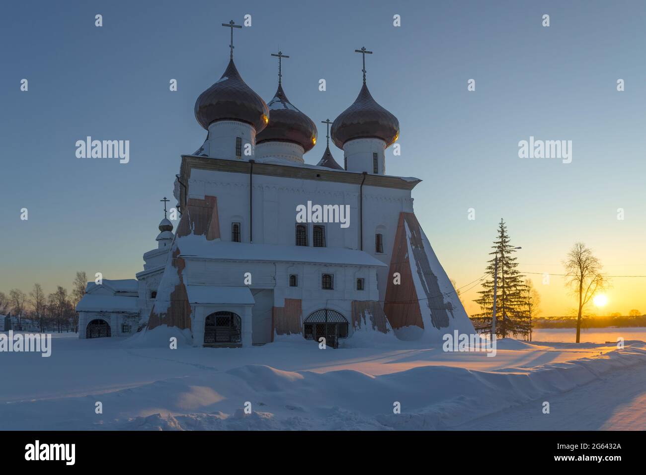 Ancienne cathédrale de la Nativité du Christ à l'aube de février. Kargopol, Russie Banque D'Images