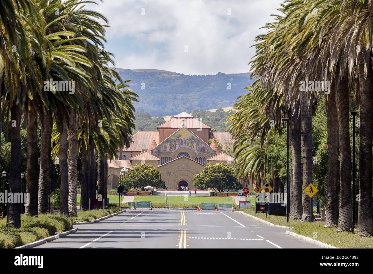 Stanford Memorial Church via Palm Drive à Palo Alto, Californie, États-Unis. Banque D'Images