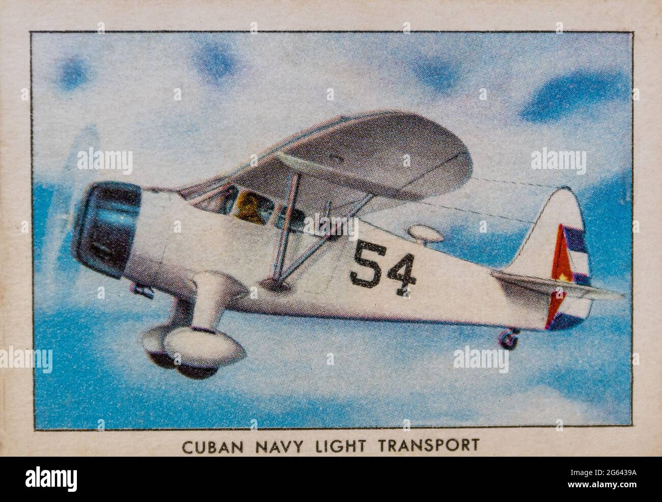 Un avion Liason sur une carte à cigarettes Wings d'un ensemble appartenant à un vétéran de la marine américaine qui a voyagé dans le monde entier. Banque D'Images