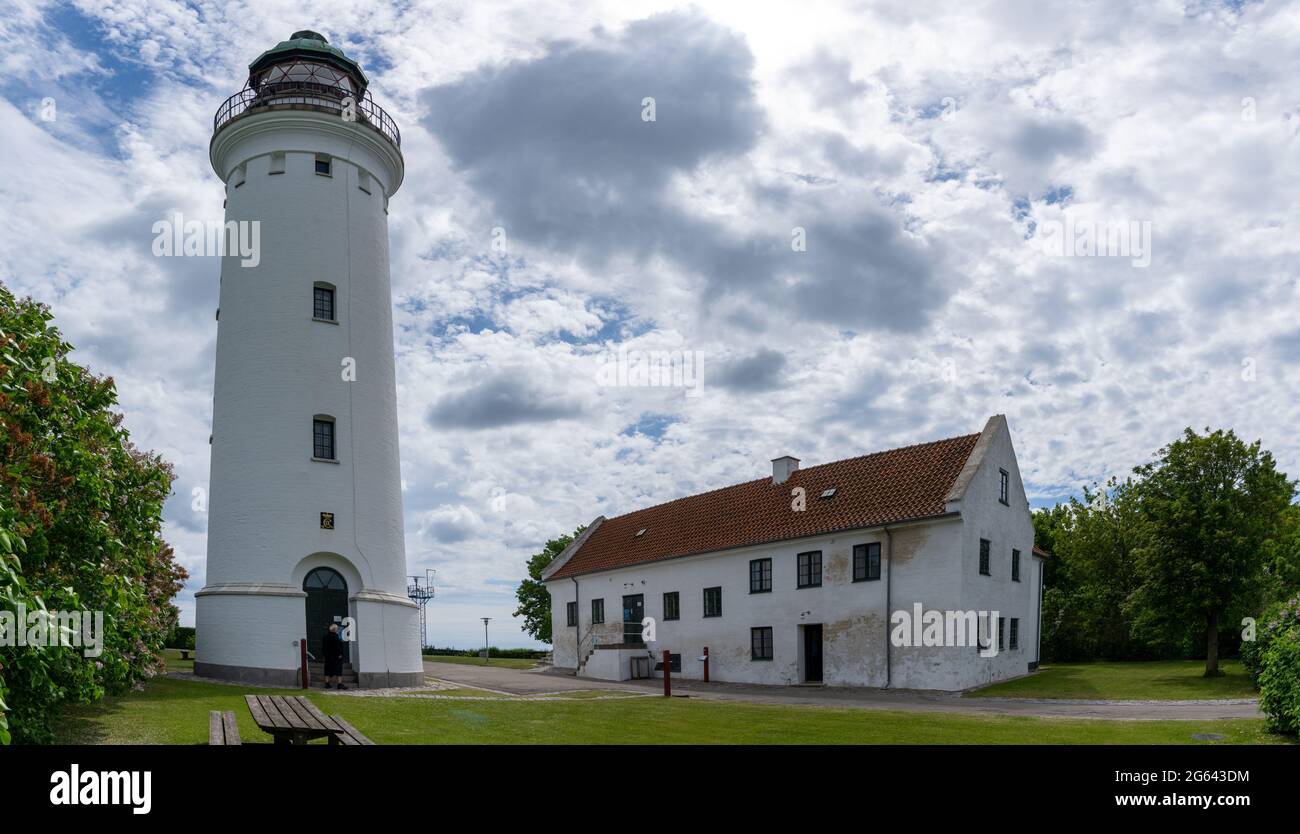 Stevns Klint, Danemark - 12 juin 2021 : vue sur le phare de Stevns, sur la côte est du Danemark, lors d'une belle journée d'été Banque D'Images